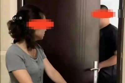 Lén đi du lịch cùng bạn trai cũ, người phụ nữ nhận quyết định cay đắng từ chồng