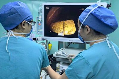Bé gái 5 tuổi nuốt thỏi vàng 50 gram vào bụng, bác sĩ kinh ngạc khi siêu âm