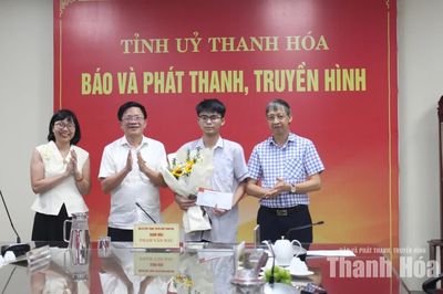 Công đoàn Báo và Phát thanh, truyền hình Thanh Hóa trao thưởng đột xuất cho học sinh đoạt Huy chương Vàng Olympic quốc tế