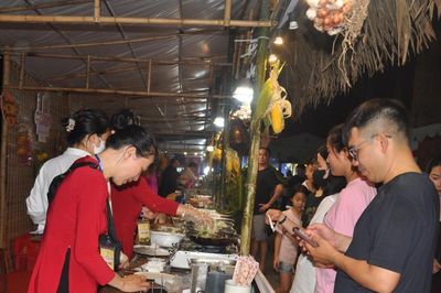 Xứ Thanh mở hội ẩm thực, du khách 'đi một vòng' thưởng thức đặc sản cả nước