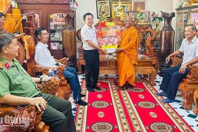 Thăm đồng bào Khmer xã An Cư và Chi Lăng dịp Sene Đôn Ta