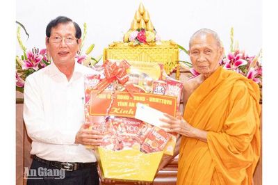 Phó Chủ tịch UBND tỉnh An Giang Lê Văn Phước thăm, tặng quà xã Tri Tôn dịp lễ Sene Đôn Ta