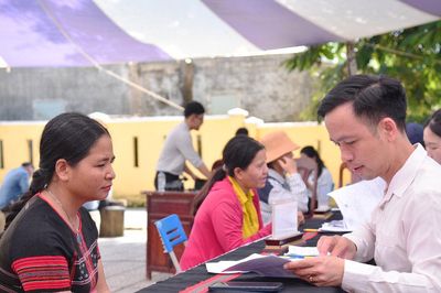 Cán bộ về tận cơ sở hỗ trợ đồng bào Cơ Tu làm giấy tờ đất