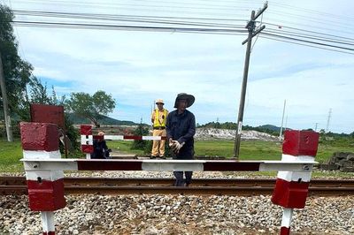 Đóng lối đi tự mở qua đường sắt tại xã Tam Anh