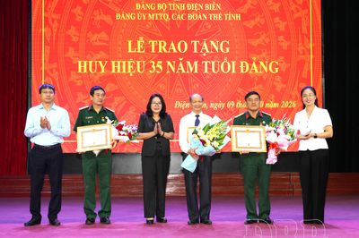 Trao tặng Huy hiệu 35 năm tuổi Đảng cho 3 đảng viên
