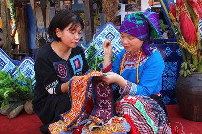 Sắc màu nghề truyền thống dân tộc Mông tại Ngày hội
