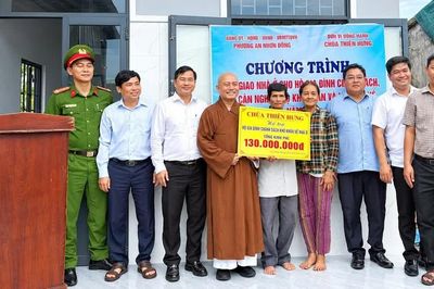 Trao mái ấm, tiếp sức gia đình khó khăn