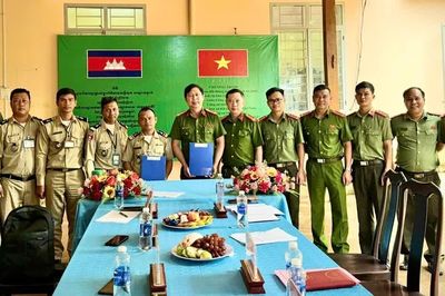 Công an xã Ia O trao đổi thông tin, đảm bảo an ninh khu vực biên giới