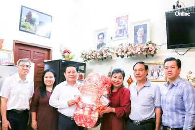 Phó Bí thư Tỉnh ủy, Chủ tịch HĐND tỉnh Lâm Đông thăm, chúc mừng gia đình các cá nhân tiêu biểu trong đồng bào Chăm theo đạo Bàlamôn