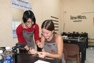 Du khách trải nghiệm làm trang sức bạc ở Nha Trang