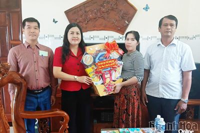 Hội Nông dân tỉnh Khánh Hòa thăm, chúc mừng cán bộ hội là đồng bào Chăm theo đạo Bàlamôn