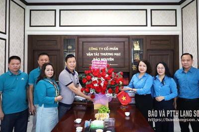 Liên đoàn Lao động tỉnh thăm, tặng quà doanh nghiệp nhân Ngày Doanh nhân Việt Nam