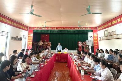 Thường trực Đảng ủy xã Yên Bình làm việc với một số thôn trên địa bàn