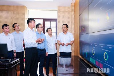 Các đồng chí Thường trực Tỉnh ủy kiểm tra, khảo sát Trung tâm Giám sát, điều hành thông minh (IOC) và Ứng dụng Công dân số NinhBinh-S