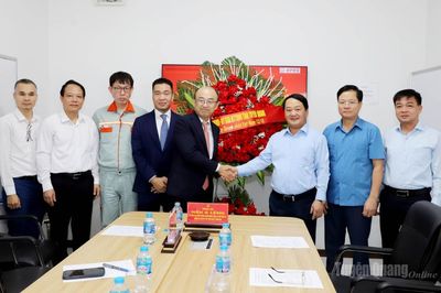 Bí thư Tỉnh ủy Hầu A Lềnh thăm, chúc mừng một số doanh nghiệp tiêu biểu