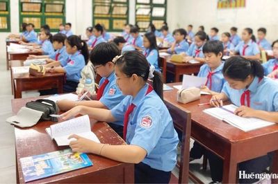 Bàn ghế học sinh chưa theo kịp chiều cao?