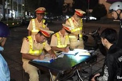Cảnh sát giao thông ra quân cao điểm lập lại trật tự, an toàn giao thông