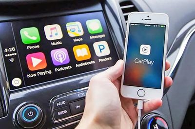 Đang lái xe, muốn nghe điện thoại phải làm sao?