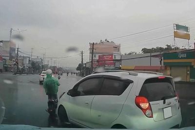 Tạt đầu xe khác giữa vòng xuyến, xe con húc ngã người đi xe máy