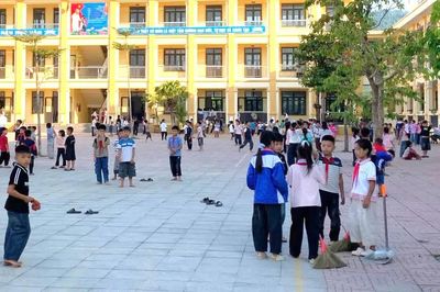 Nghệ An: 161 học sinh điểm trường Tiến Sơn về học ở trường chính sau hơn 1 tháng tạm nghỉ