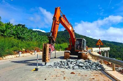 Quốc lộ 28B sạt trượt sau mưa lớn, nhà thầu mở đường tạm phục vụ thông xe