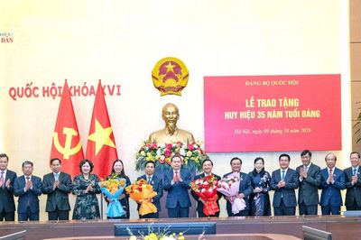 Chủ tịch Quốc hội Trần Thanh Mẫn trao Huy hiệu Đảng tặng các đồng chí lãnh đạo, nguyên lãnh đạo Quốc hội