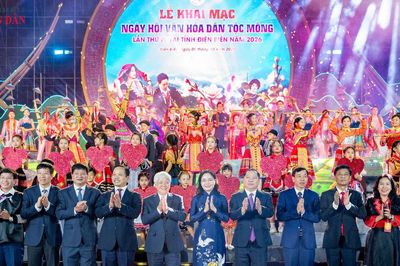 Phó Chủ tịch Thường trực Quốc hội Đỗ Văn Chiến dự Lễ khai mạc Ngày hội Văn hoá dân tộc Mông lần thứ IV