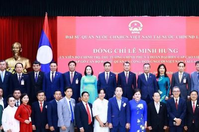 Thủ tướng Lê Minh Hưng gặp cộng đồng người Việt Nam tại Lào