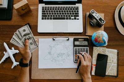 Đi du lịch, đừng để 5 khoản phí này 'móc ví' ngoài dự tính