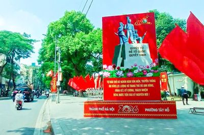 Nhiều tuyến phố Hà Nội rực rỡ băng rôn, biểu ngữ chào mừng ngày Giải phóng Thủ đô 10/10