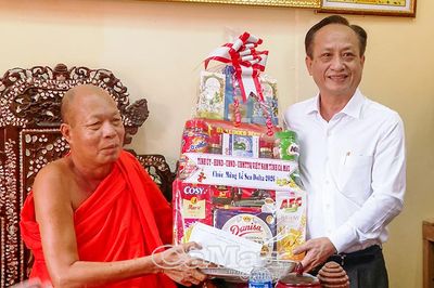 Quan tâm, chăm lo đời sống đồng bào Khmer dịp lễ Sene Dolta