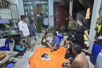 Đột kích căn nhà lúc 22h, bắt quả tang 10 nam nữ đang 'làm chuyện mờ ám'