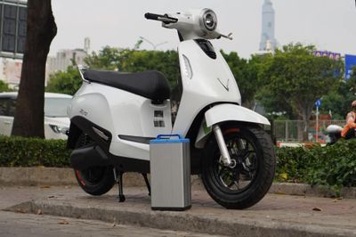 Xe máy điện cắm sạc và đổi pin: Khác nhau thế nào, ai nên chọn loại nào?