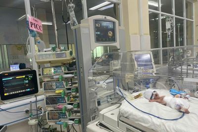 Cứu sống bệnh nhi sinh non nặng 700 gram thủng ruột tự phát