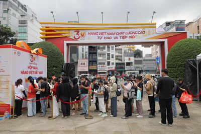 Người dân TP.HCM chen chân săn hàng khuyến mãi tại lễ hội hàng Việt