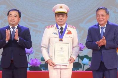 Giám đốc Công an Hà Nội Nguyễn Thanh Tùng nhận danh hiệu 'Công dân Thủ đô ưu tú'
