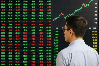 Cổ phiếu bất động sản, bán lẻ, xây dựng giảm sâu, nhà đầu tư làm gì lúc này?