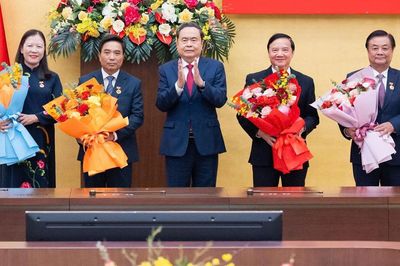 Trao tặng Huy hiệu 35 năm tuổi Đảng tặng các lãnh đạo, nguyên lãnh đạo Quốc hội