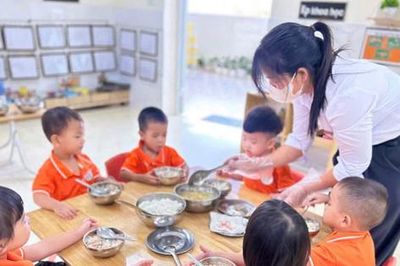 Bữa ăn bán trú: Giữ an toàn từ căn bếp đến lớp học