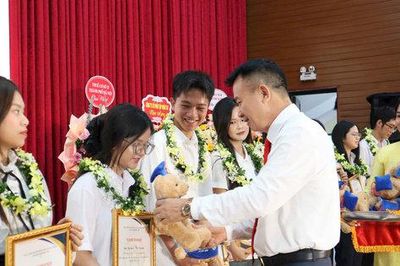 Xã Hát Môn: Tôn vinh doanh nhân, thúc đẩy phong trào khuyến học khuyến tài