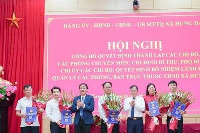 Xã Hưng Đạo công bố và trao quyết định thành lập 5 phòng mới