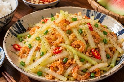 Tôi nghe chị đồng nghiệp xui mua ngay quả dưa hấu, ai ngờ nấu ra món vừa ngon lạ miệng lại rẻ bèo