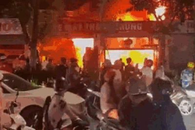 Hà Nội: Cháy lớn tại cửa hàng xe máy trong đêm, nhiều xe tay ga cao cấp bị thiêu rụi
