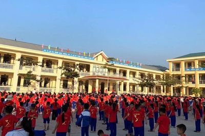 Học sinh Tiến Sơn trở lại trường sau hơn một tháng nghỉ học