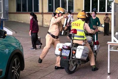 Cảnh sát 'mở đường' đưa cụ ông 80 tuổi bị đột quỵ đến viện cấp cứu
