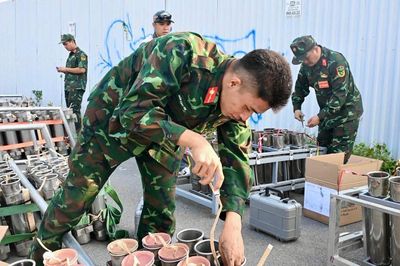 Bên trong các trận địa bắn pháo hoa phục vụ kỷ niệm Ngày Giải phóng Thủ đô