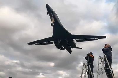 Oanh tạc cơ B-1B Mỹ phơi mình trước nguy cơ tập kích drone tại căn cứ Anh