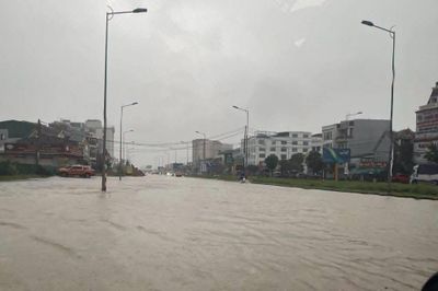 Cảnh đại lộ ở Vinh mênh mông nước sau mưa lớn