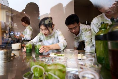 Chủ quán cà phê 'không mấy bận tâm' nhìn trà sữa 7.000 đồng bùng nổ
