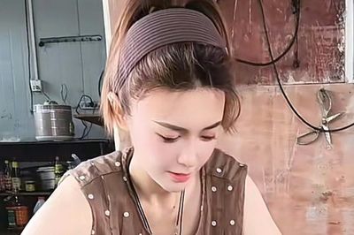 Từ tiếp viên hàng không đến 'Tây Thi bán cua' nổi tiếng Trung Quốc